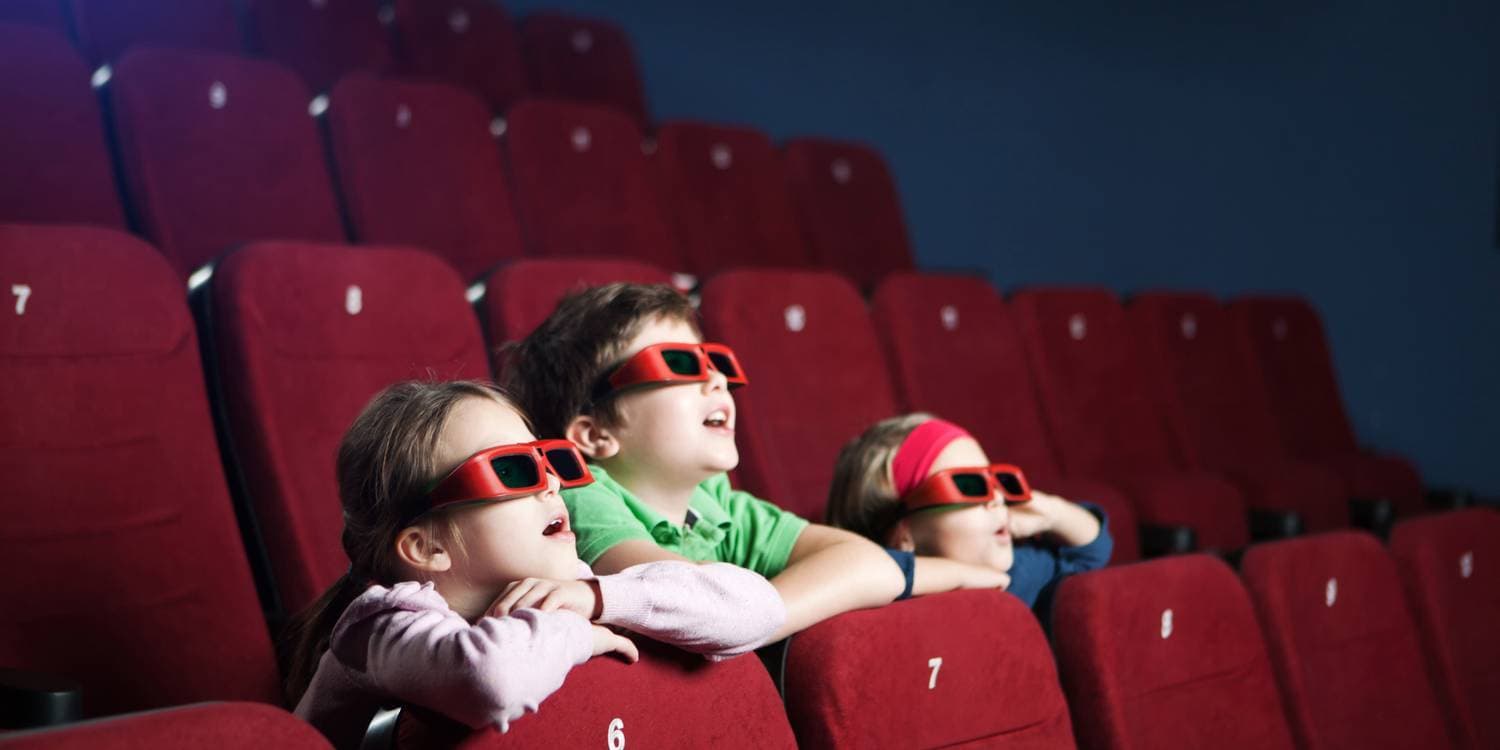 Barn som ser på 3D-kino